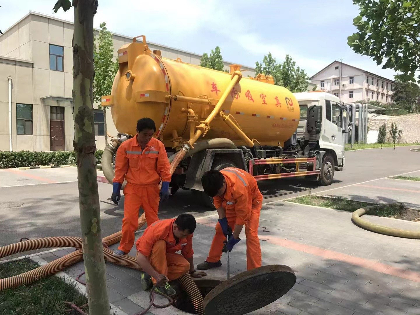 饶河管道疏通车停在窨井附近