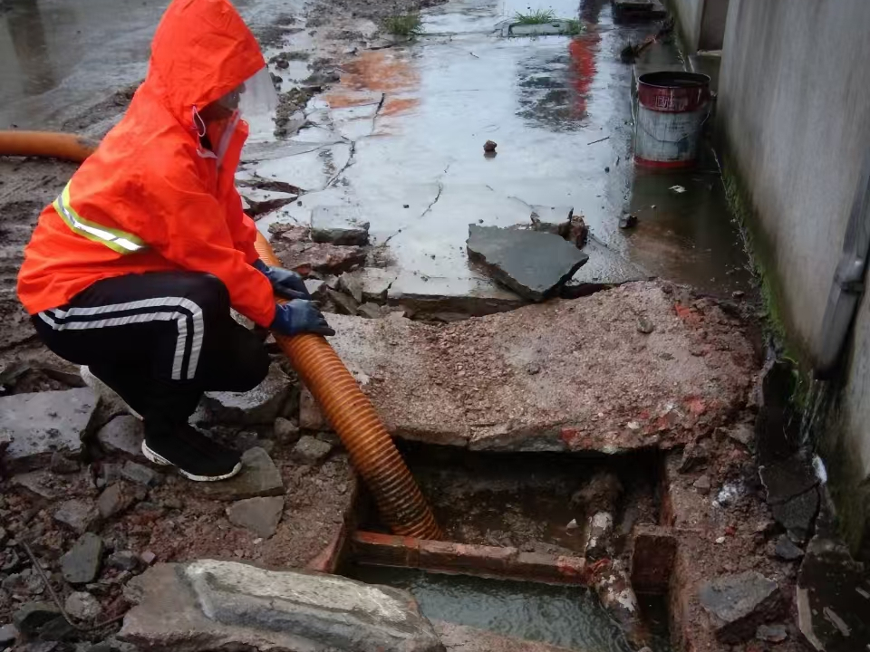 饶河专业清理污水池 炜誉市政以规范流程守护城市 “肠道”