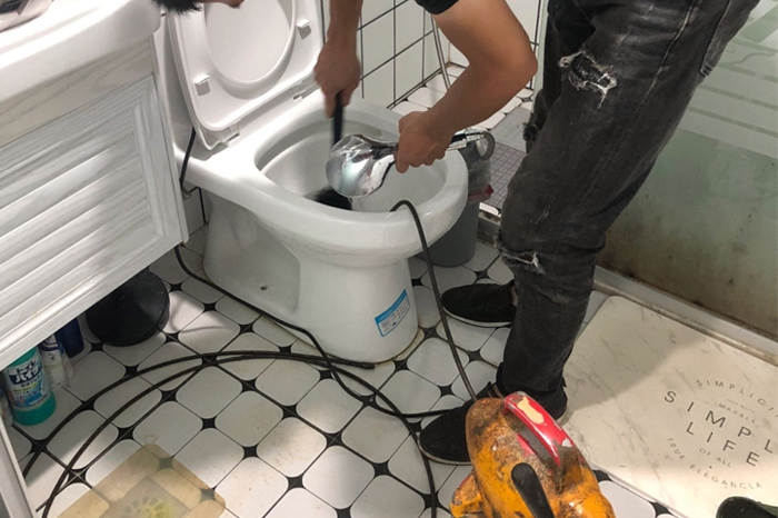 饶河马桶堵塞自己疏通还是找师傅?专业上门服务让你省时更省心